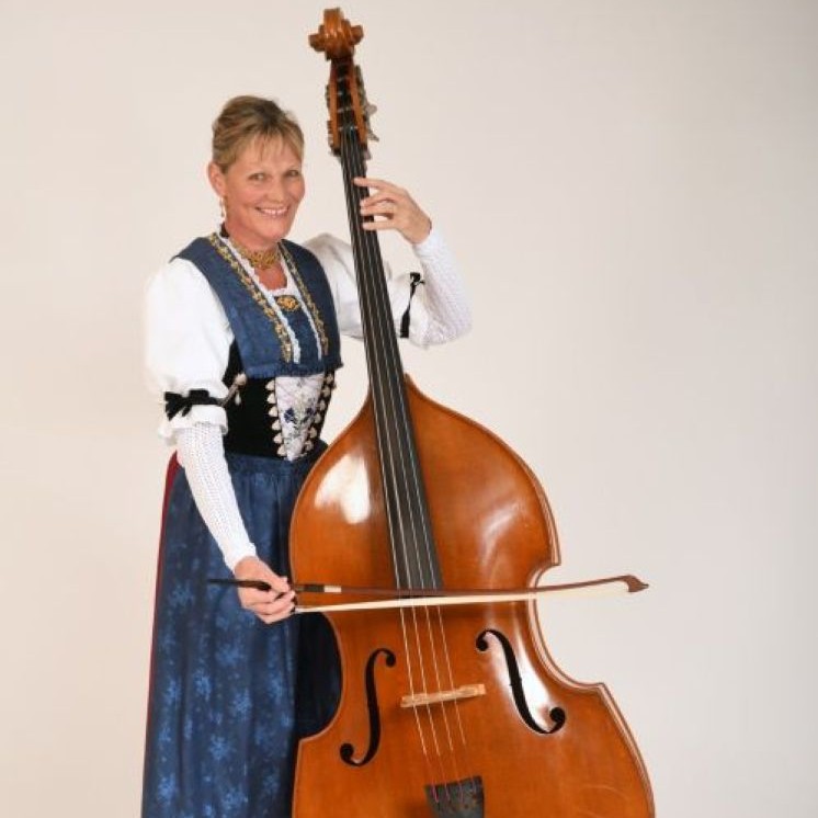 Annemarie Knechtle spielt Kontrabass und Akkordeon